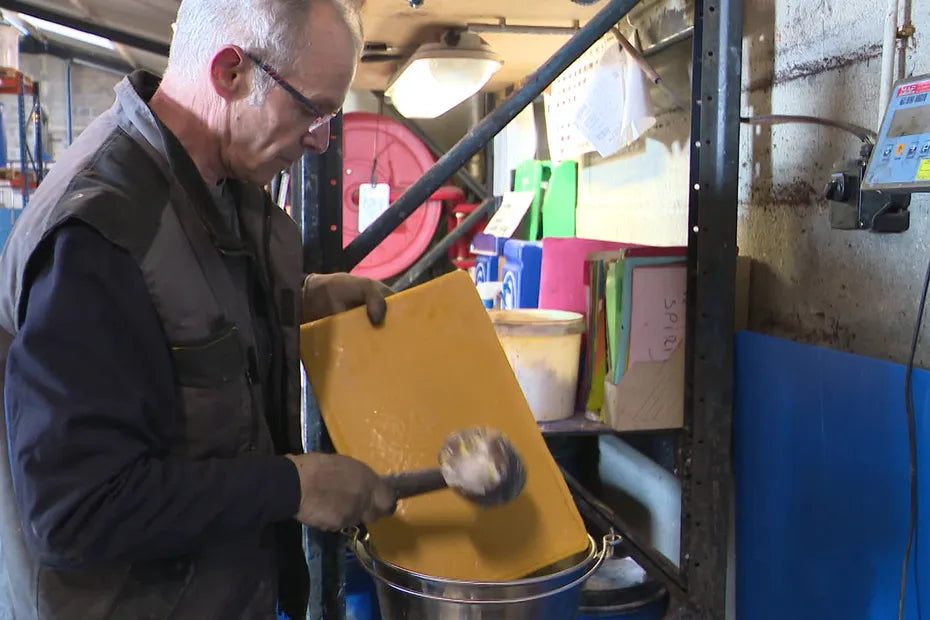 France 3 Regions - Le cirage, un produit de luxe à succès : cette entreprise est une vitrine du savoir-faire à la française